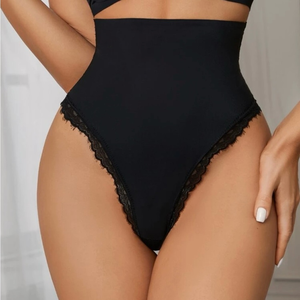 Lace Trim High Waisted
Shapewear Panty
Black / 8/10(L)